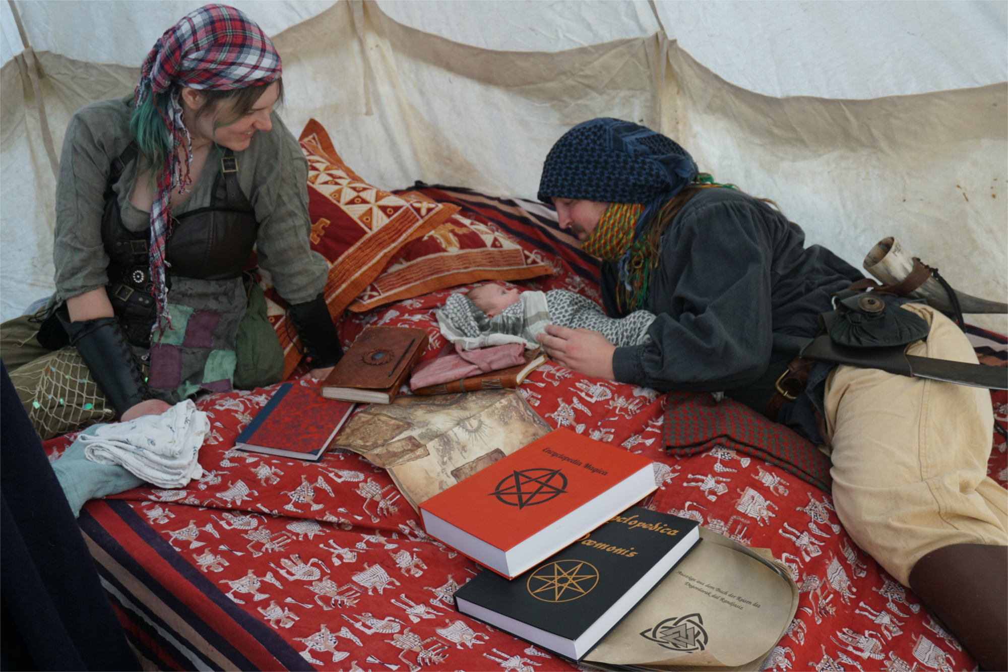 Carah, Tamara Anna & Degordarak in ihrem Zelt